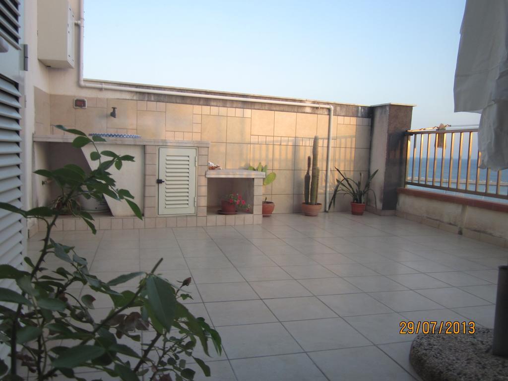 Attico Con Vista Panoramica Sul Mare Apartment Шака Стая снимка